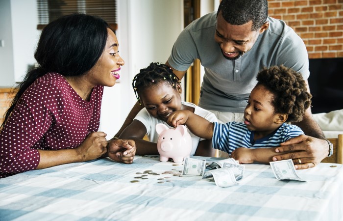 Família colaborando em planejamento financeiro